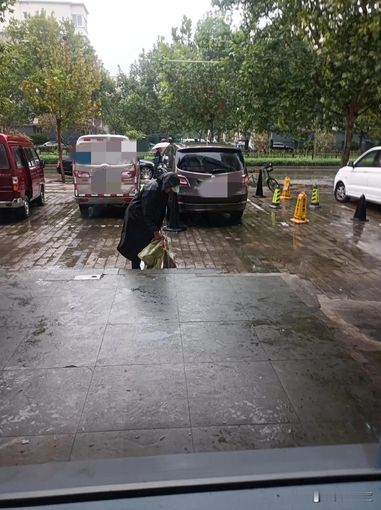 可怜之人必有可恨之处

今天有一个扫大街的老人来借厕所，由于这个店属于房东烧烤店