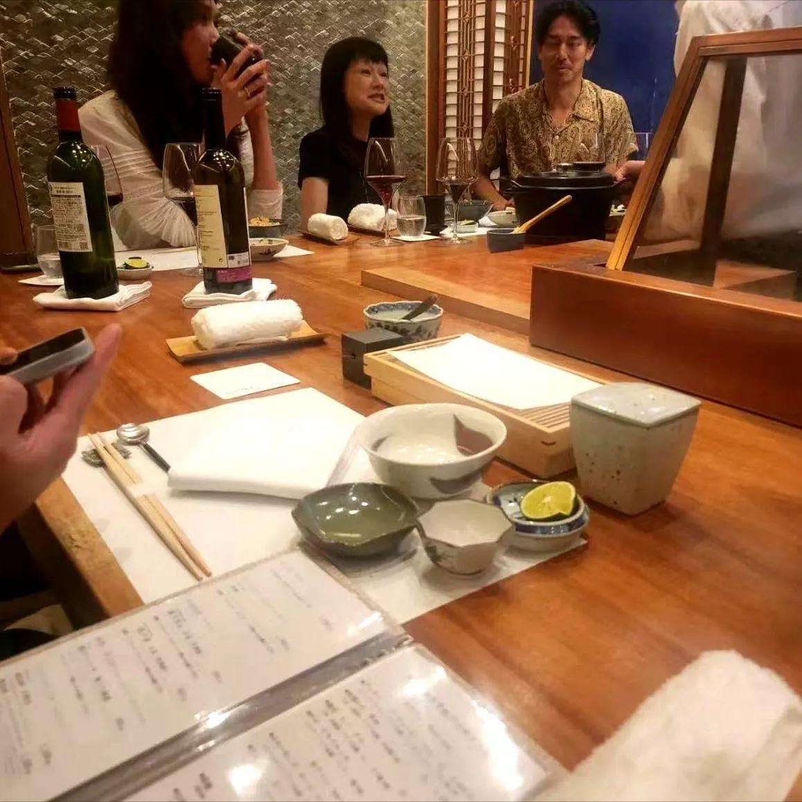 有网友在平台上发林志玲和黑泽良平的聚餐照，照片中的林志玲纯素颜，头发干燥蓬松，一