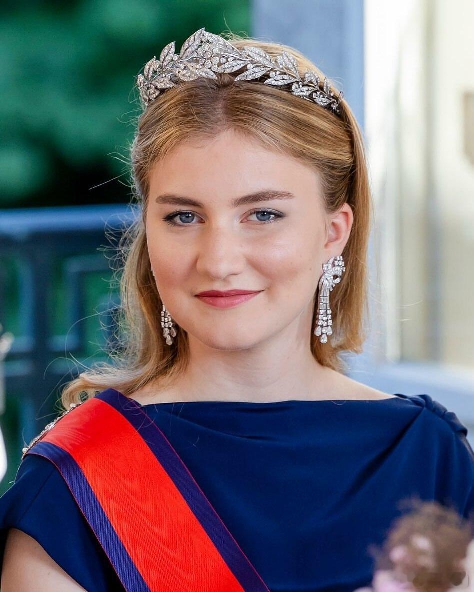 比利时王室 🇧🇪6月23日，国事访问伊丽莎白女王储首次佩戴玛蒂尔德王后的月桂