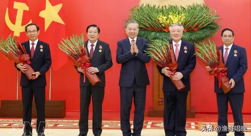 范明政功成身退，获苏林颁授最高荣誉勋章

苏林亲自为他佩戴一级军功勋章和40年党