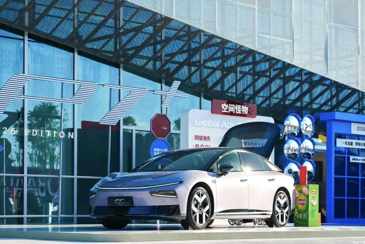 小鹏今天推出4款年度改款的车型，看了一下价格，新款价格跟原来变化不大，重点还是在