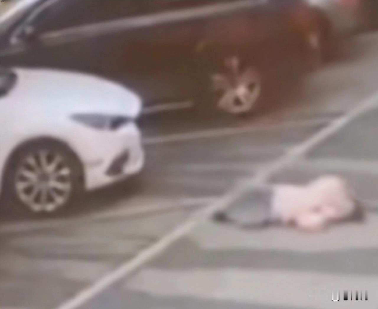 未告而别，不该是亲子分离的模样
 
一位妈妈接女儿游玩后送回前夫家，因怕孩子哭闹