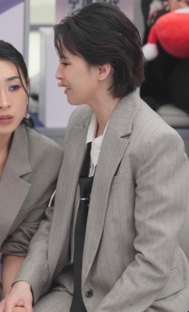 直拍机位是伟大的舞台结束了可以在后台捡点可爱狗儿了舞台king下线，淡淡老师的大