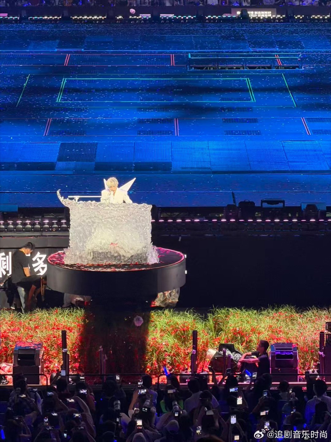 薛之谦360度贴脸开唱薛之谦一场换了多少个交通工具 传送带载爱意，钢琴台延温柔，