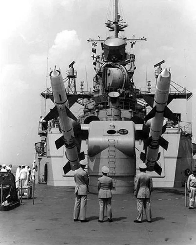 60年代，美国海军“长滩”号核动力导弹巡洋舰（CGN 9）上巨大的 RIM-8 