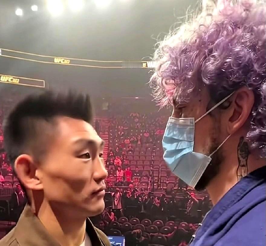 押奥马利首回合KO的人，怕是没看见他右膝缠着的厚护具——UFC 292的医疗报告