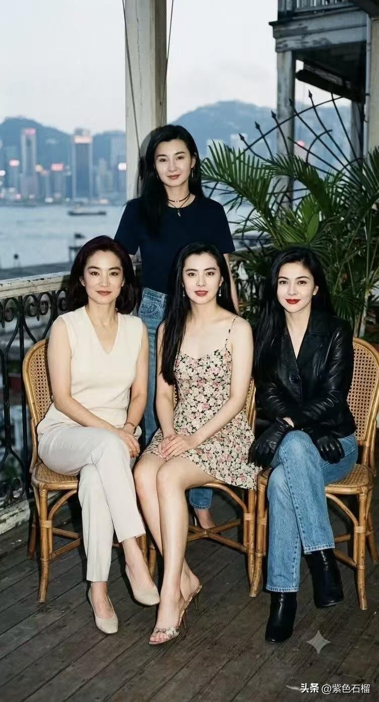 老照片：90年代港台四大美女的珍贵合影。这张照片摄于1992年，前排左侧是37岁