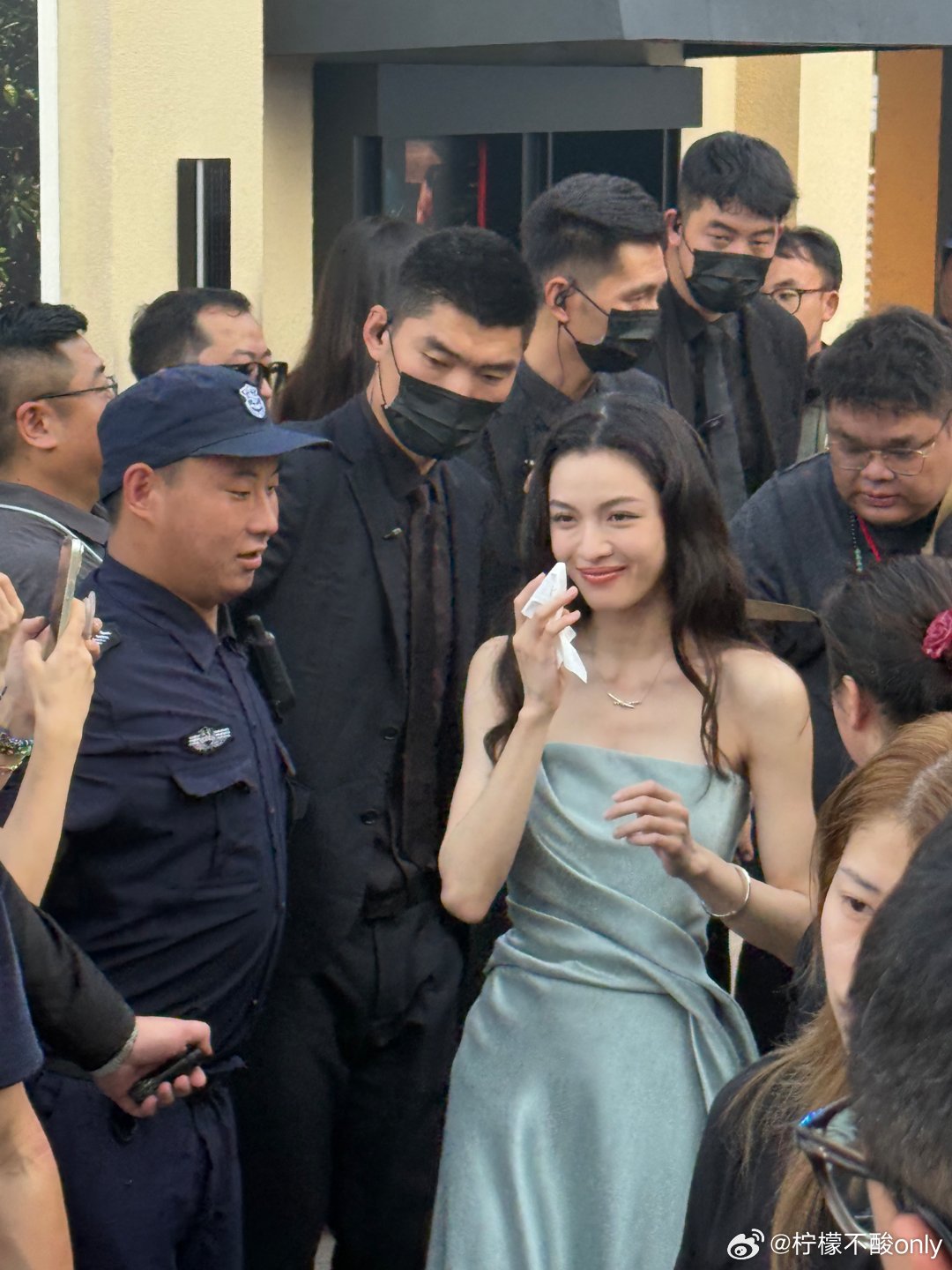 追了个星，看见了个乐开花的保安，此刻的我我多想干保安啊！时尚圈都在拍小鹏P7小鹏