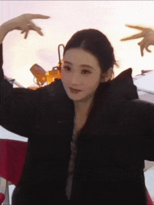 张艺凡谁教你这样爱你老己的 外表：清冷气质美女。实际：对着手机里的自己亲亲抱抱。