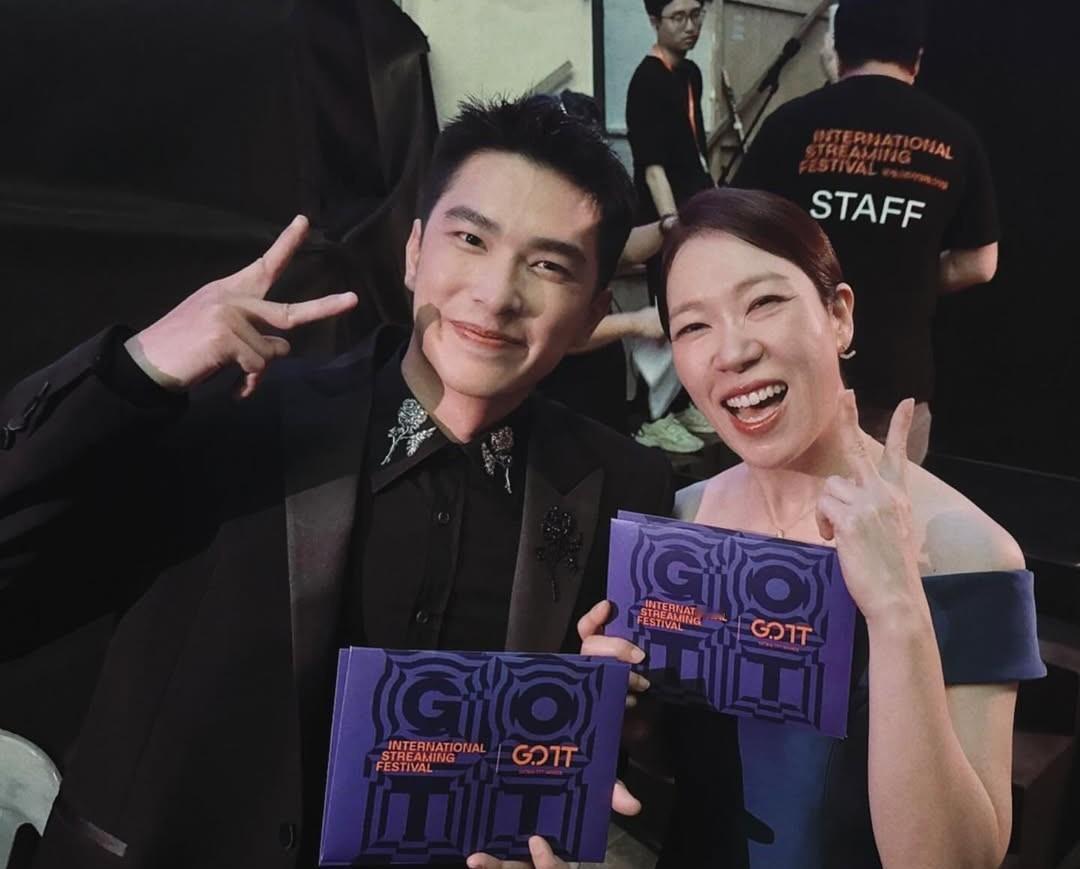 曾敬骅同框廉惠兰✌️曾敬骅近日受邀参与全球OTT大奖，与韩国女演员廉惠兰合体颁发