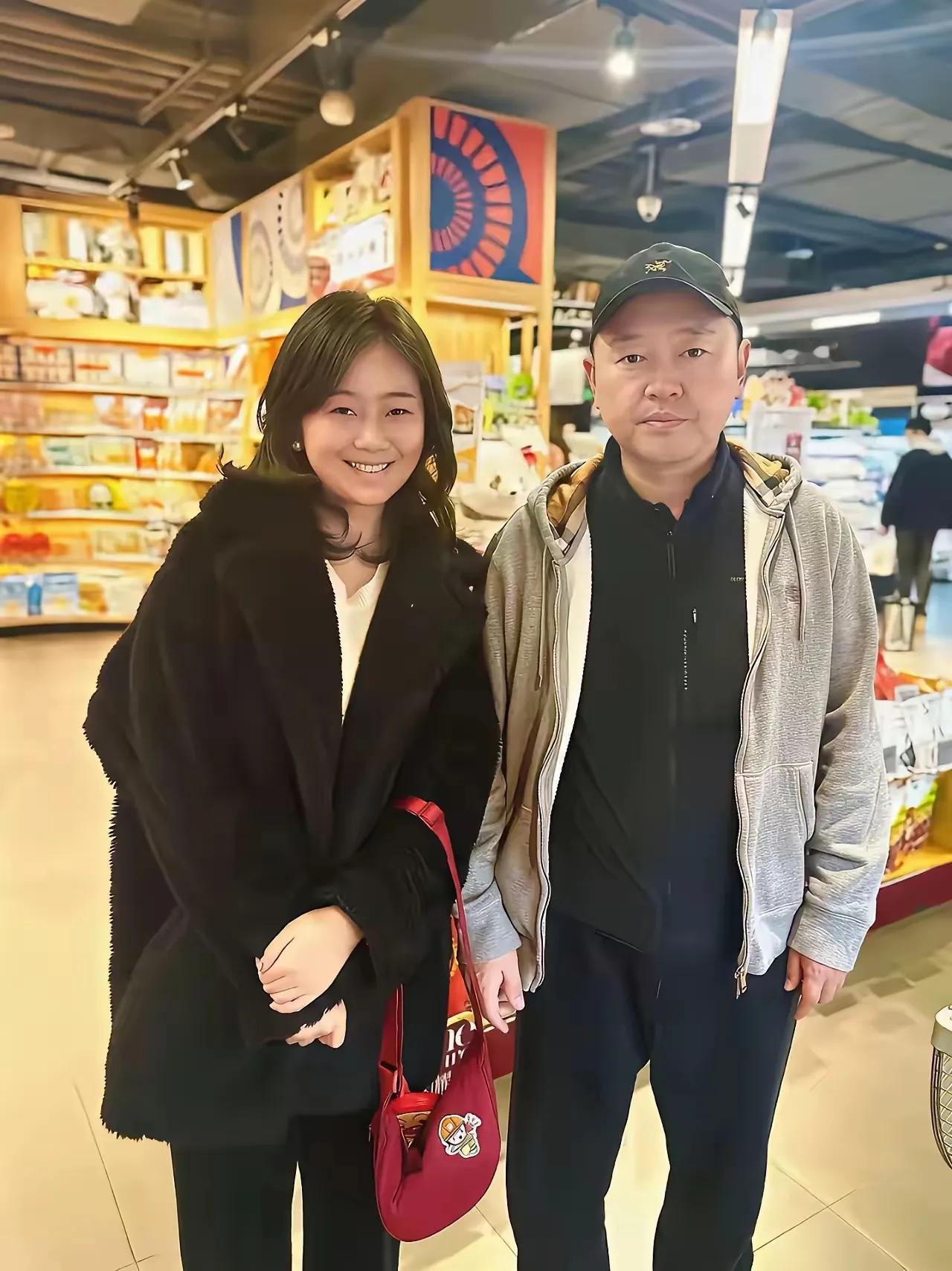 岁月不饶人啊，大家能说出图中的是谁吗？曾经的冠军也老了。