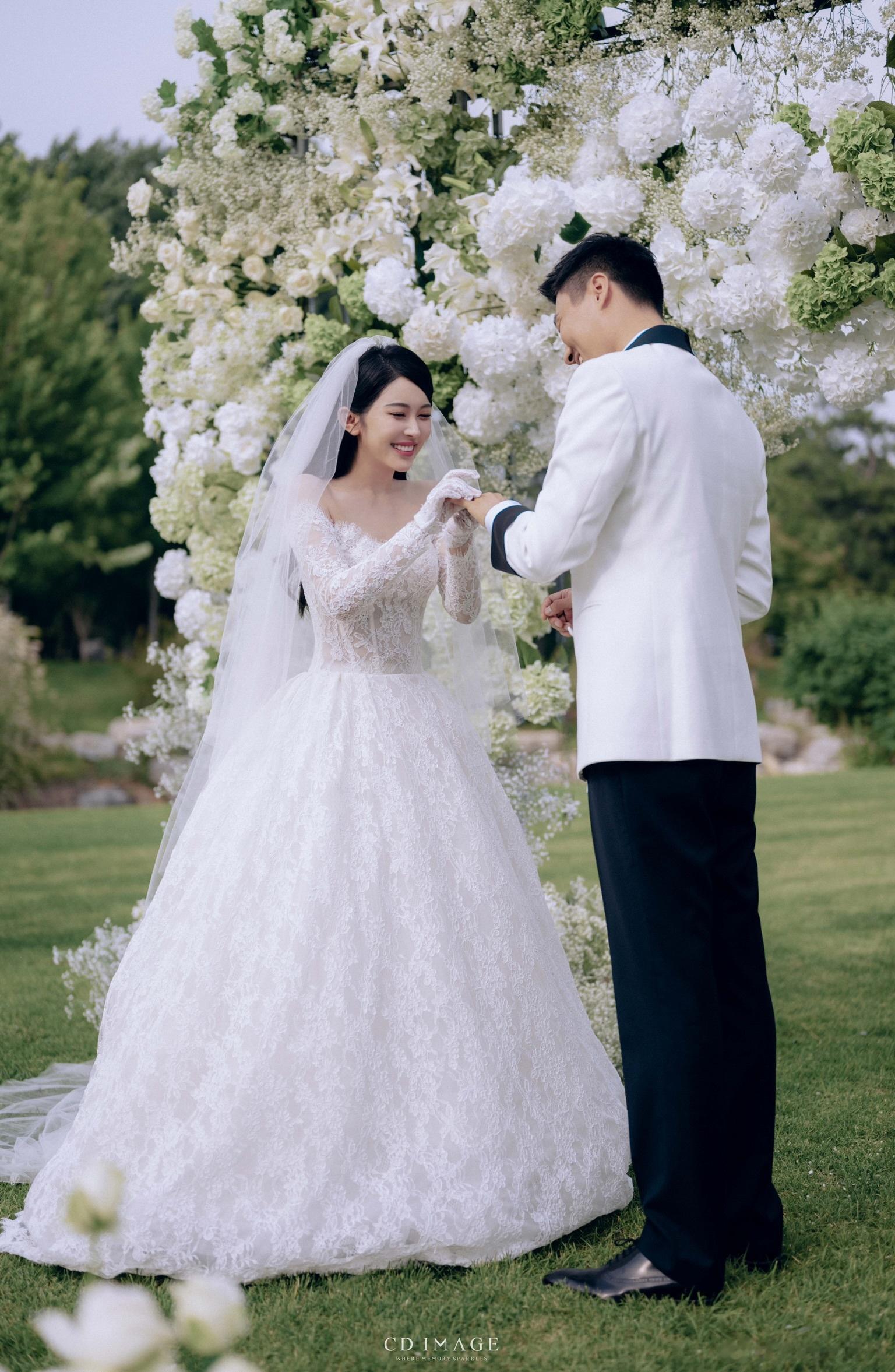 祝Shan新婚快乐，满心欢喜，共赴白首 。顺便接了个手捧花，沾沾喜气 🥰 ​​
