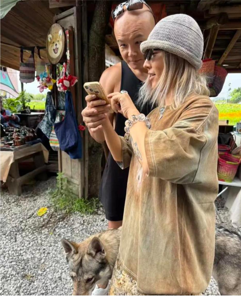 51岁乐嘉在云南遛狗被偶遇，他依然还保持标志性光头造型，当天穿搭十分随性，一身宽
