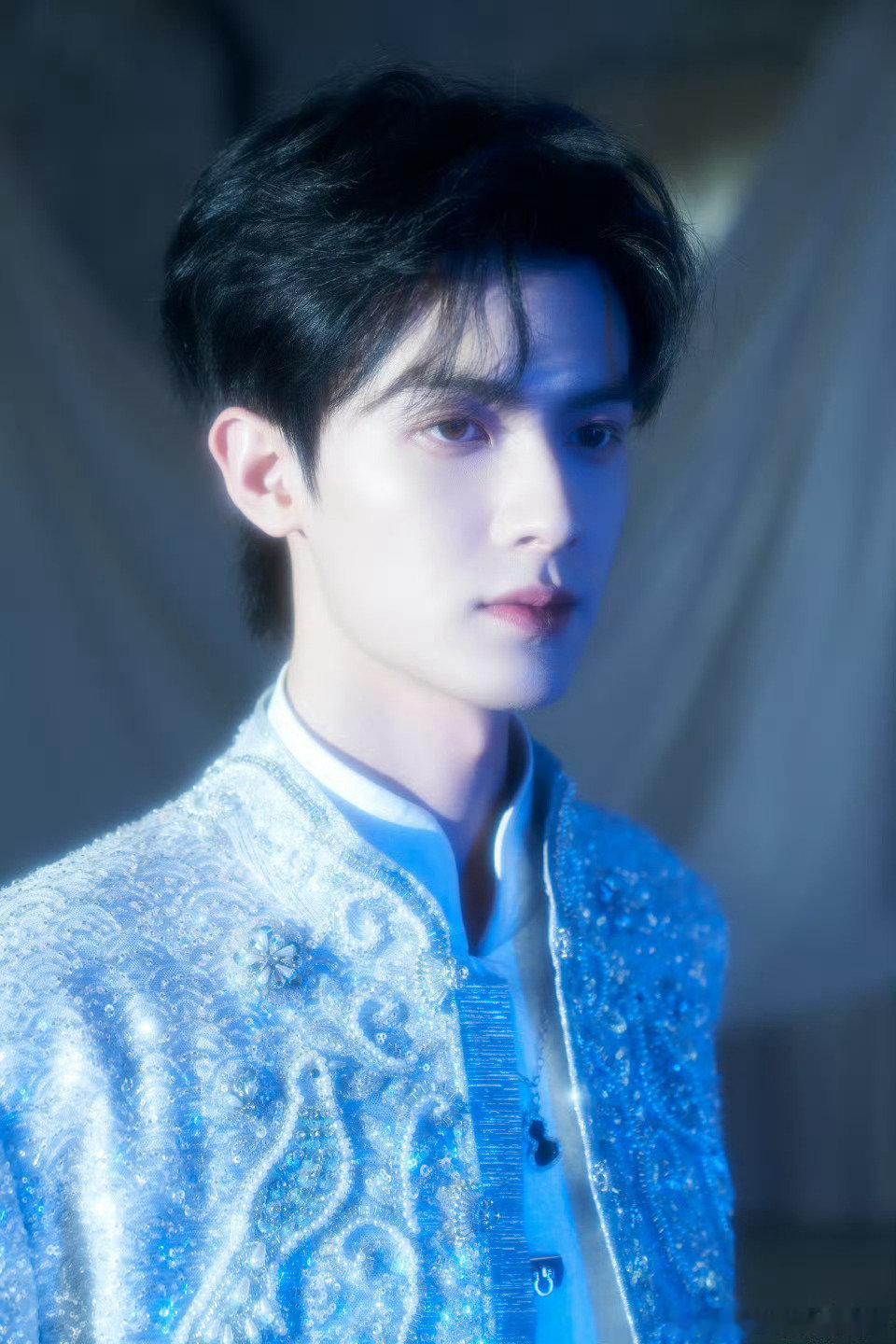 陈鹤一耳朵红了陈鹤一害羞不像演的家人们，快来围观五福临门团建夜，陈鹤一红温萌翻全