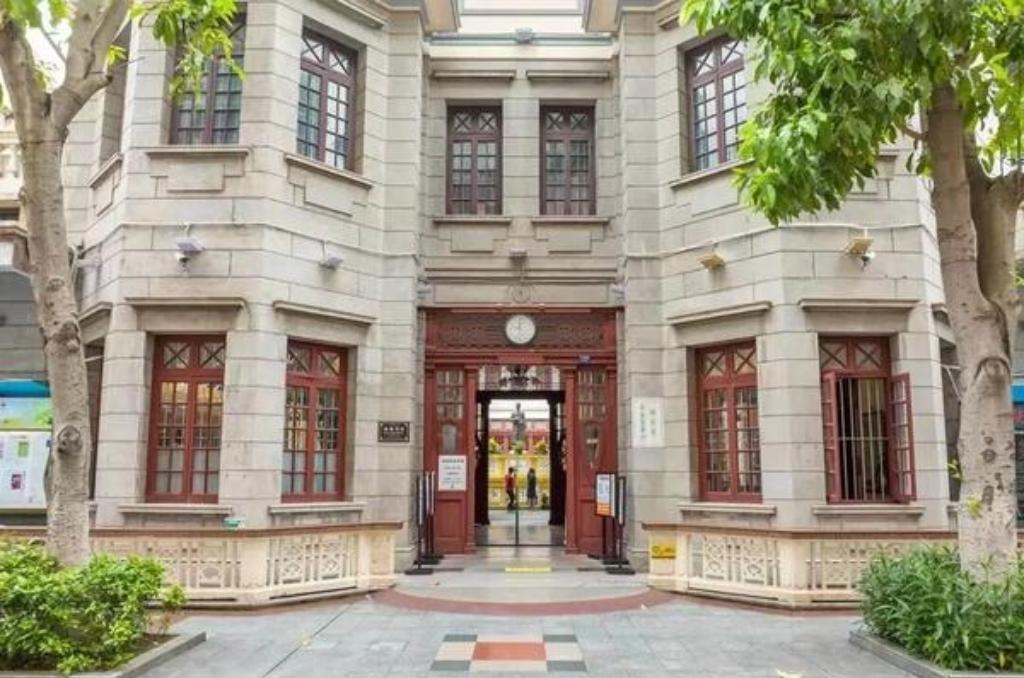 热播剧《你好1983》部分镜头在广东中山取景。
中山以其保存完好的近代建筑群和独