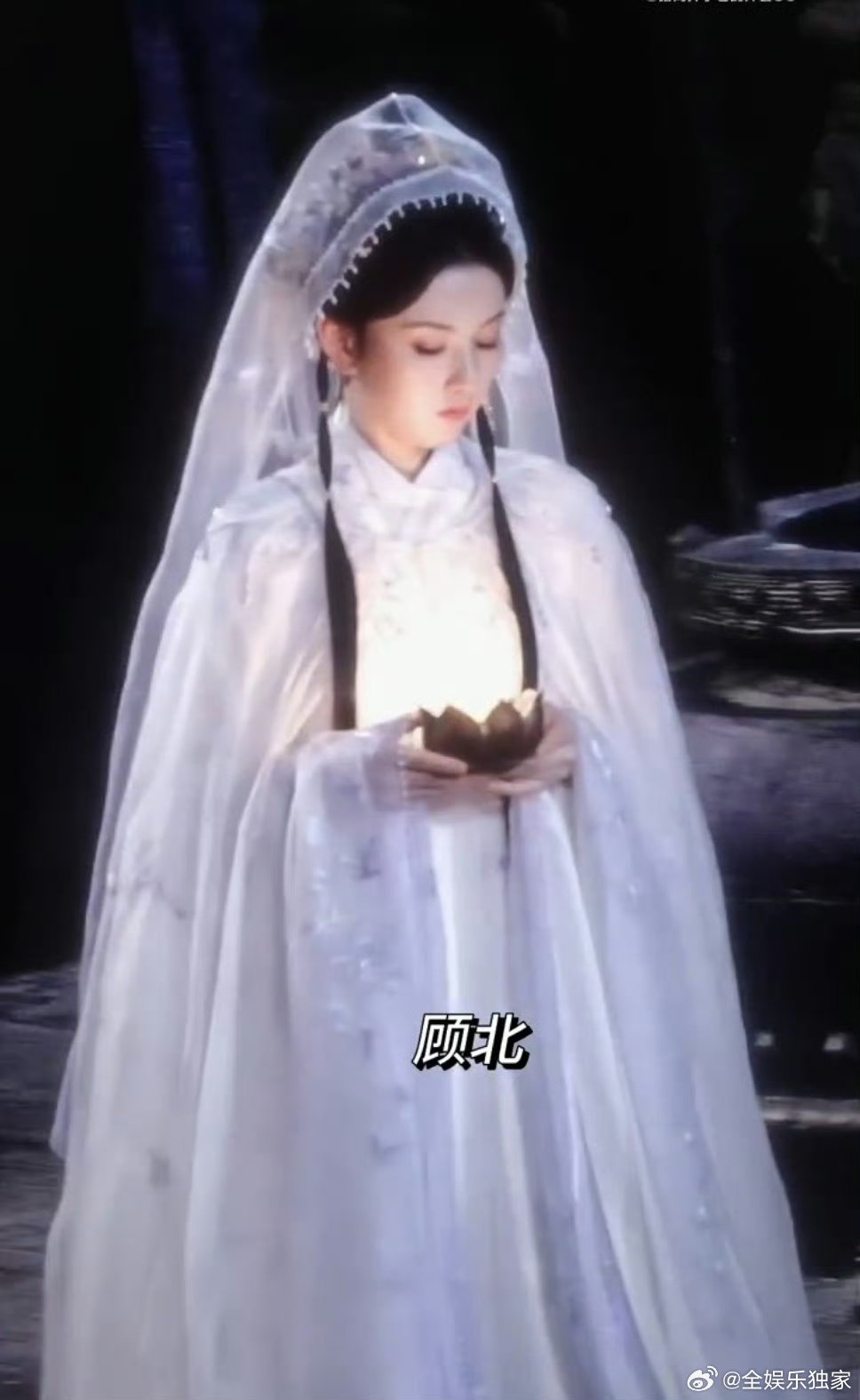 宋祖儿神女造型路透 宋祖儿用造型诠释什么是“神女本女”！白衣素纱随风微动，手捧莲