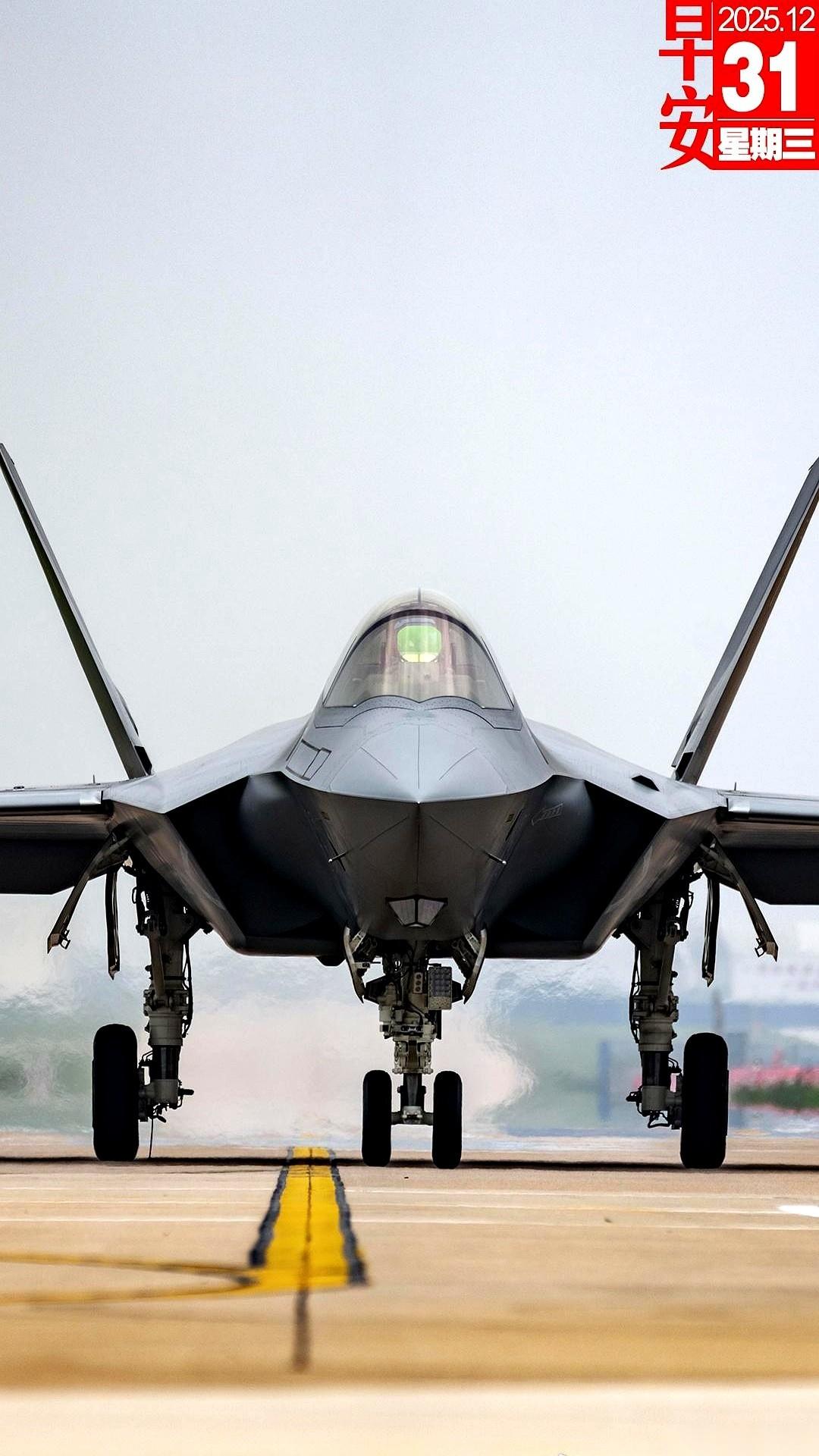 两张脸，怼到你面前。
一边是威龙J-20，一边是海鹘鹰J-35。
中国空军的“王