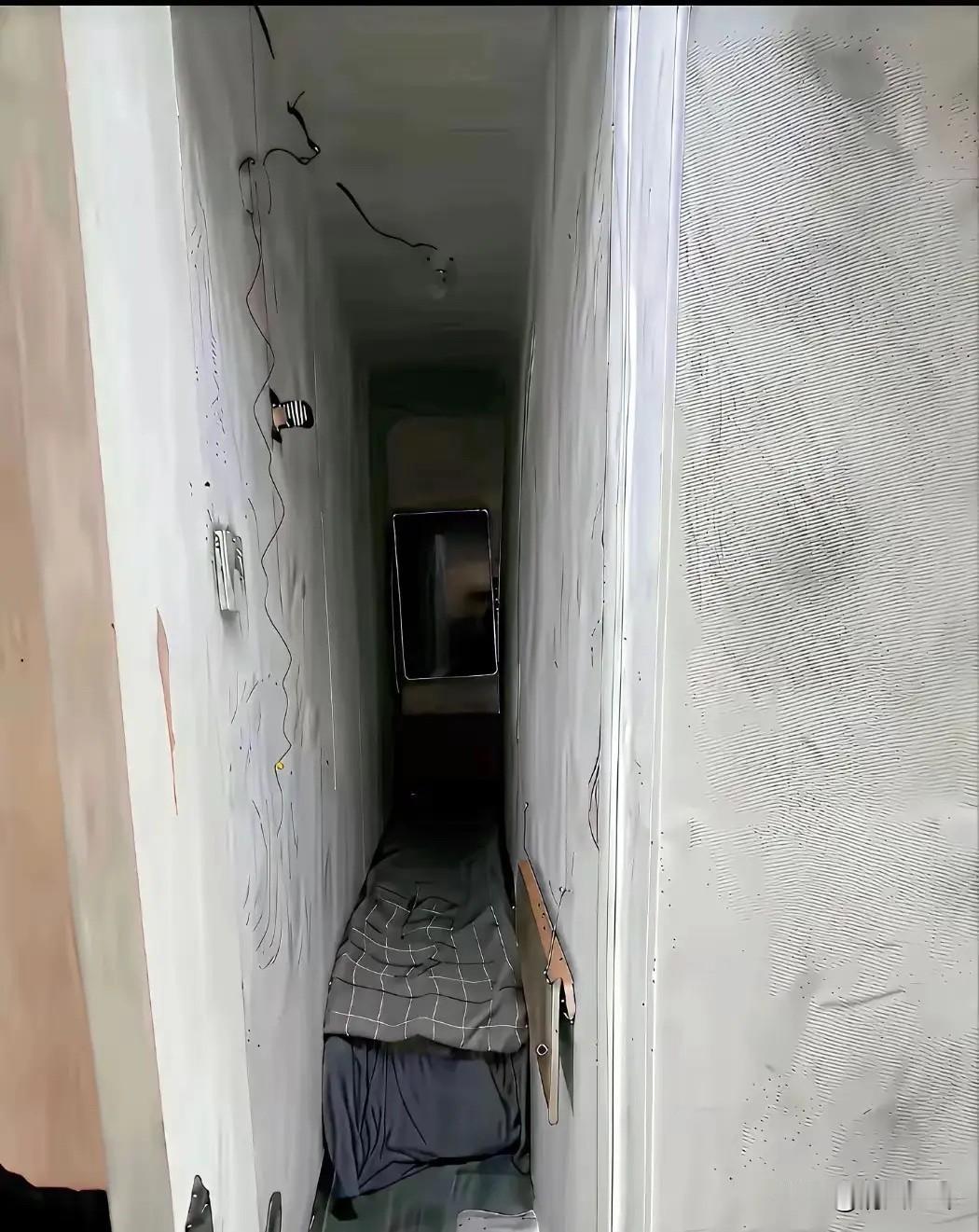 “看着鼻子发酸！”广州城中村80块钱月租的出租房，宽度不足一米连翻身都难，房东本