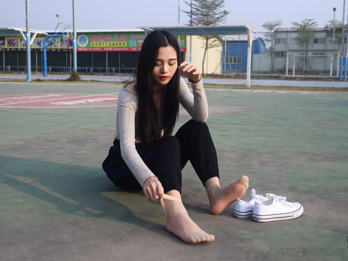 年轻人穿短丝袜的不多呀～ ​​​