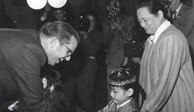 宋庆龄一生投身革命，与孙中山风雨同舟，却未留下亲生子女。晚年收养两名女孩，外界猜