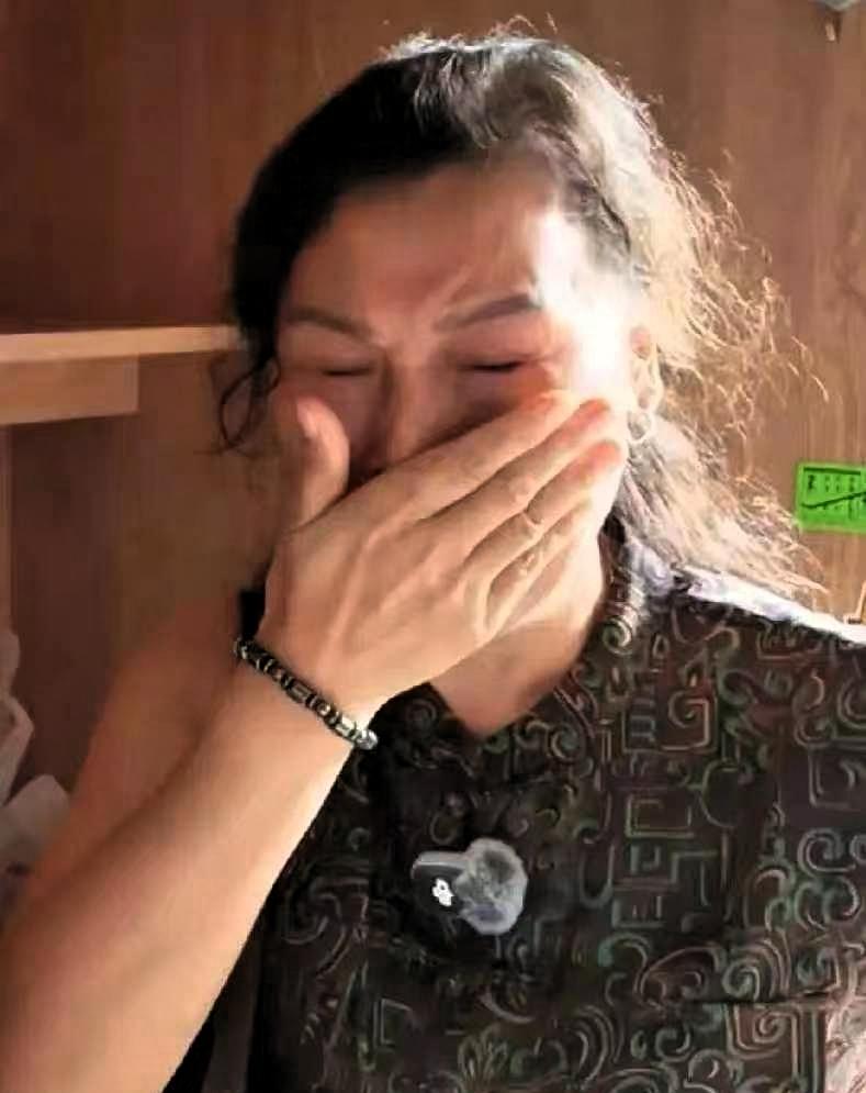 把我也看哭了！湖南妈妈跨越千里送儿子进浙大，675分学霸的宿舍里，她忙前忙后一声