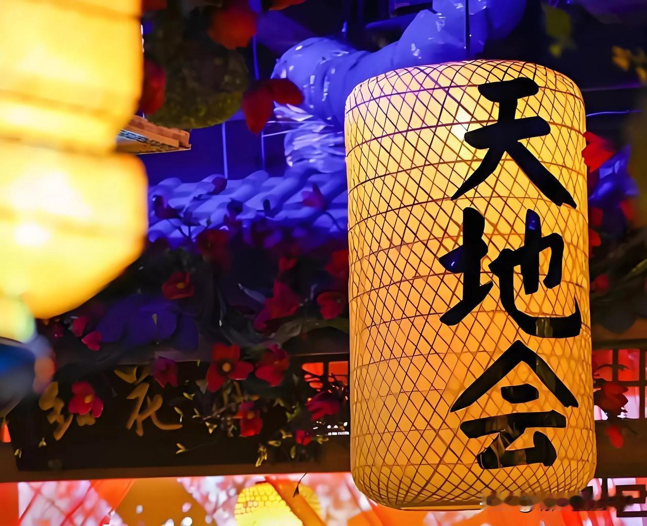 相信有不少的人都在网上看到过“凤凰三点头”这种洪门仪式。

有的人或许会纳闷，为