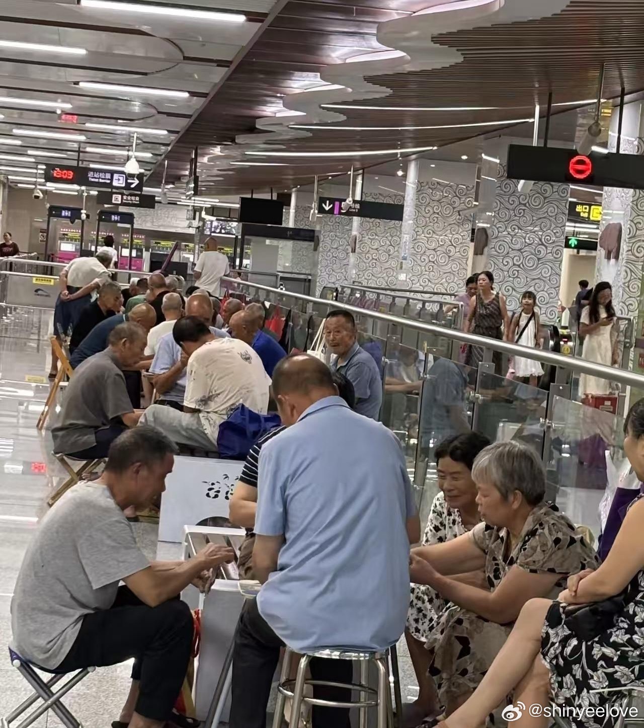 现在到处都是退休的老人，因为高温酷热难耐但是又舍不得开空调 ​​​