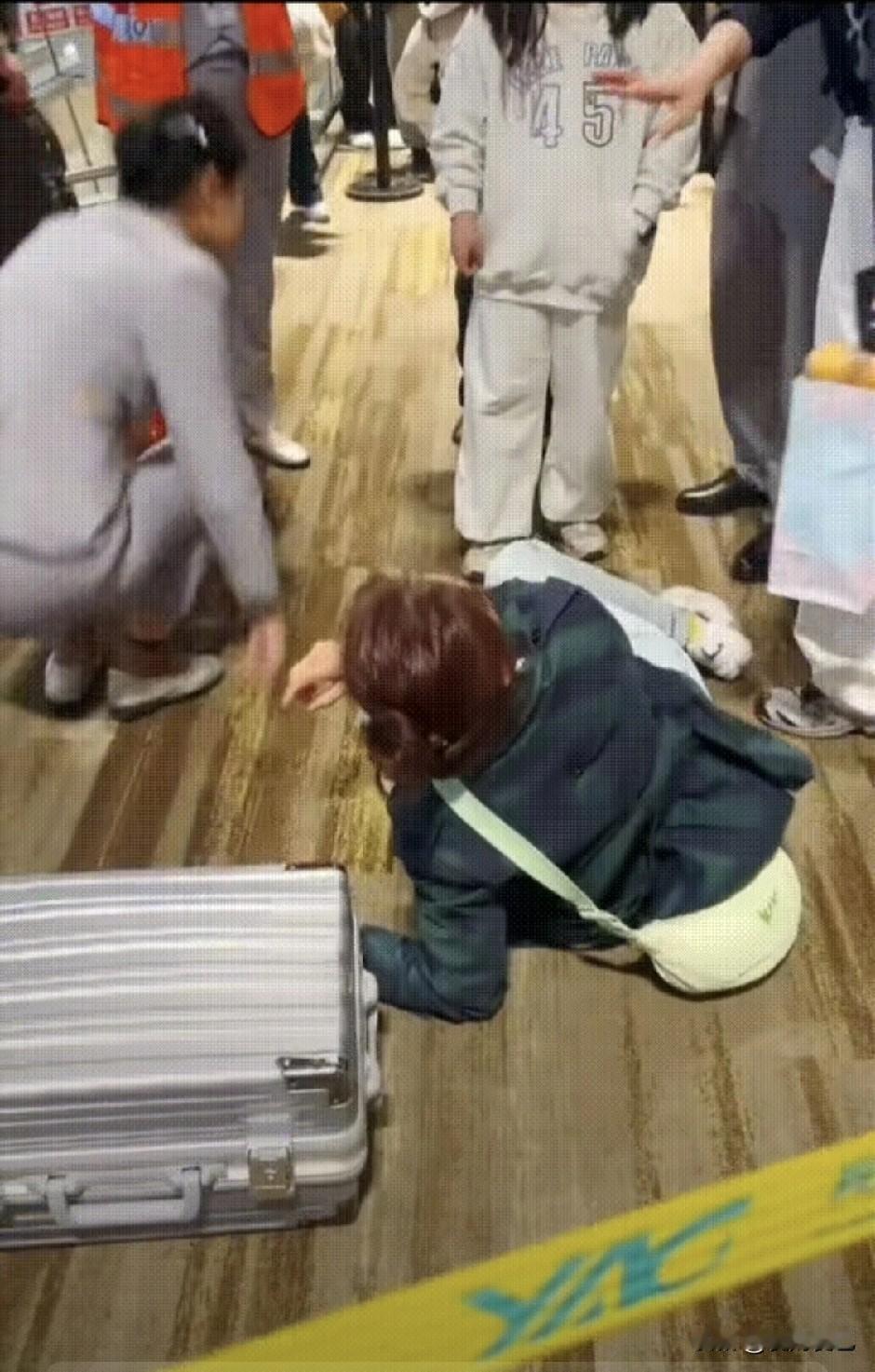 昆明长水机场，一家五口买的是没有行李托运的票，因为携带的行李箱过大过重，在登机口