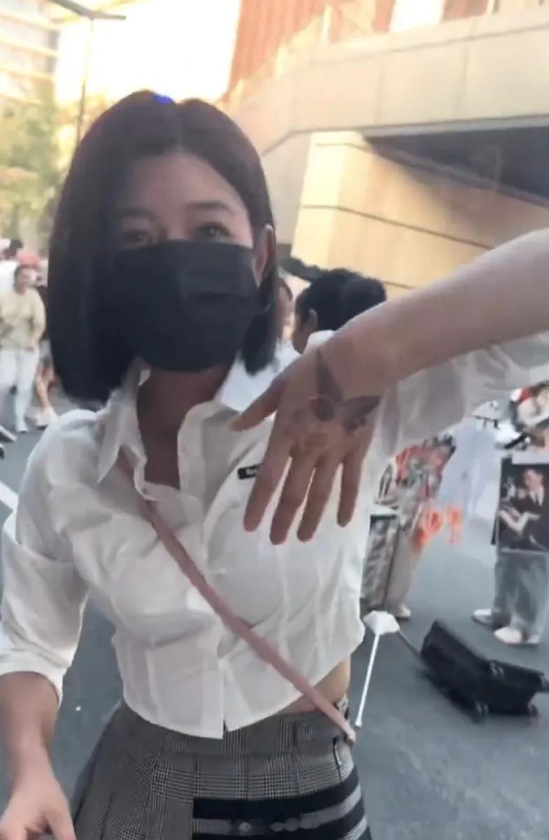 #陈妍希 陈晓# 20日，陈妍希最新日常vlog视频释出，有网友发现陈妍希已经摘