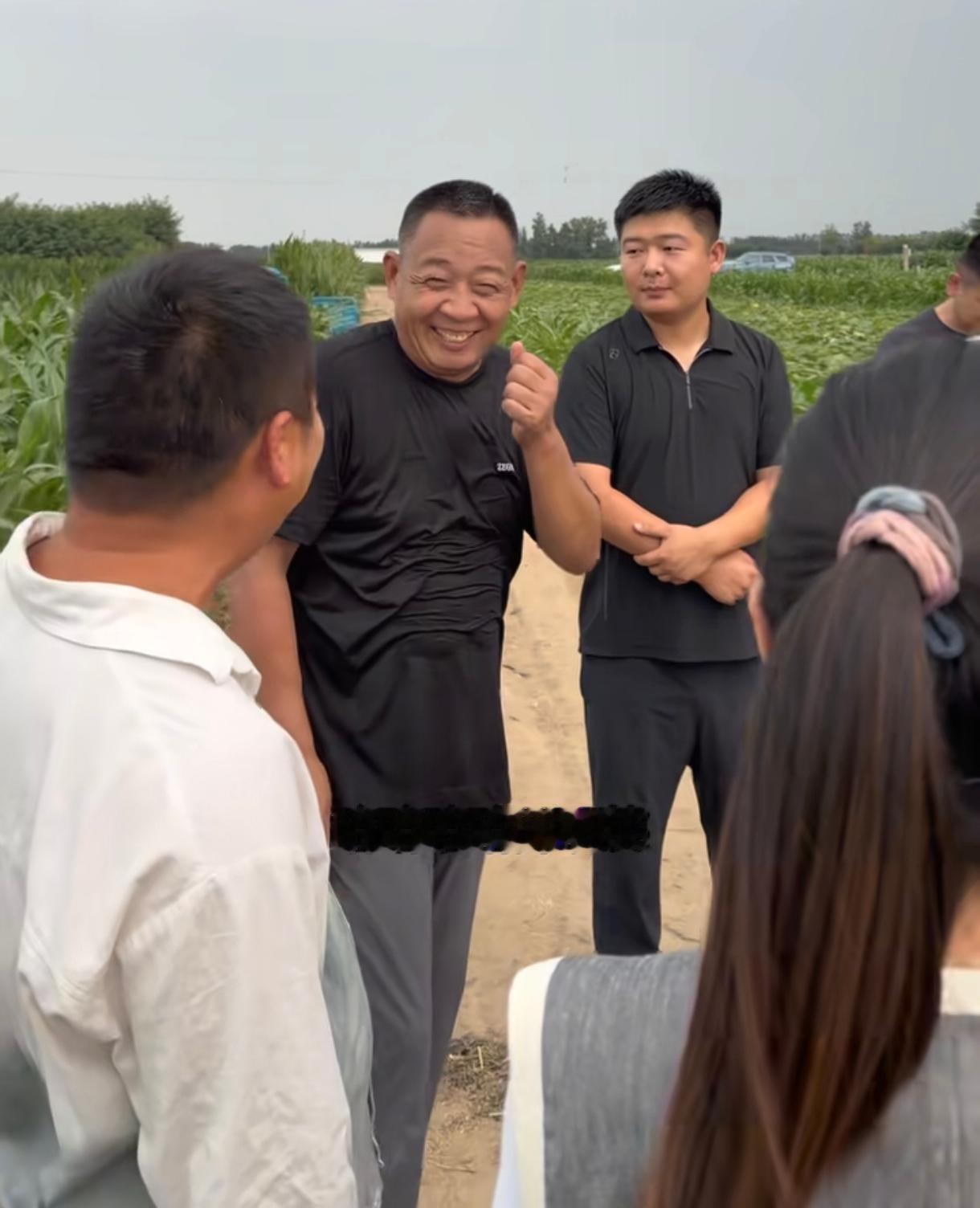 于东来开着100多万的雷克萨斯570跑到农村田间地头后终于说出了自己的心里话。他