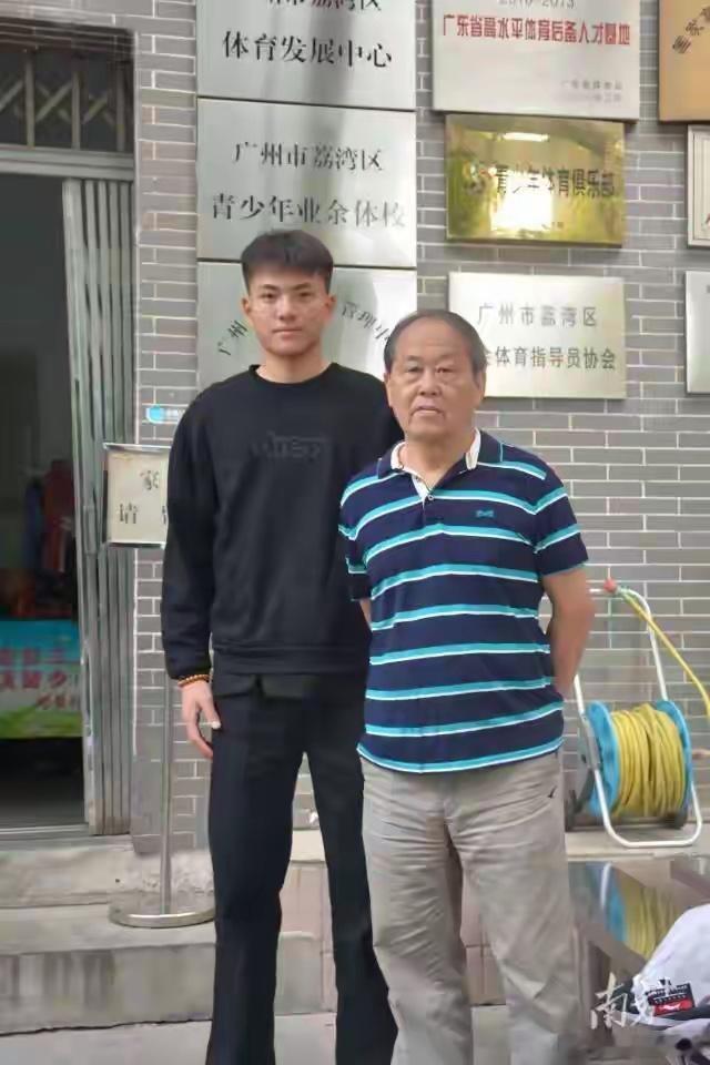 李昊这小子哪儿都好，人长得帅，门守得好，性格阳光开朗，可就有一点没啥兴趣爱好。据