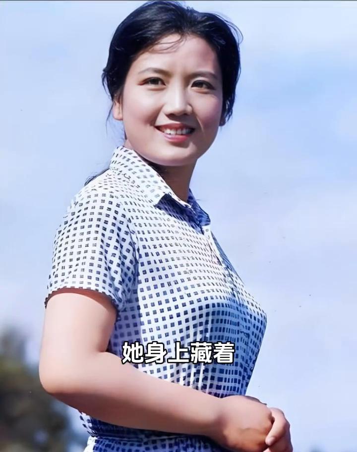 她身上藏着80年代独有的清纯本色，不施铅华不着痕迹。笑颜中自有的那份鲜活与明媚，