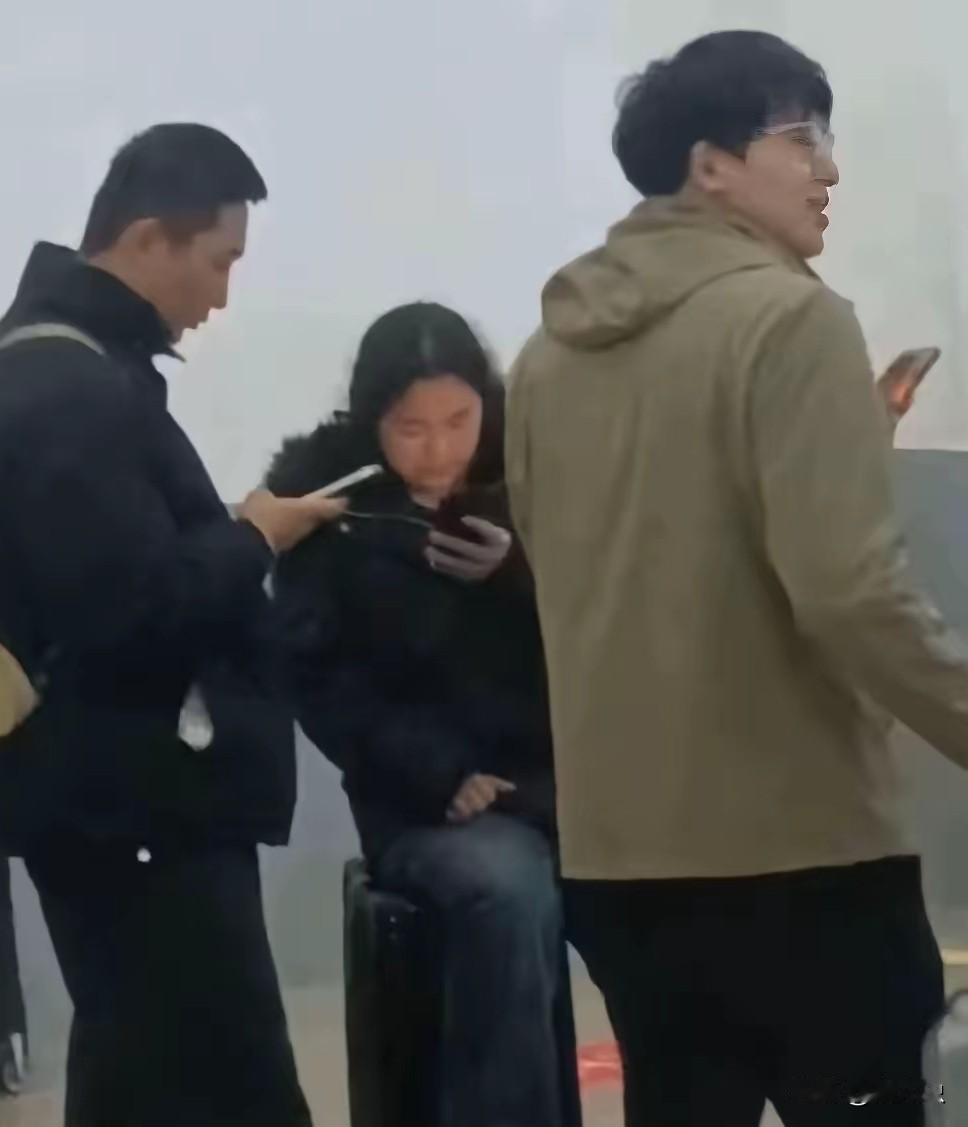 “风扇姐”这事儿越来越有意思了
自从前夫出来实锤后
她连着一个星期没更新，刚点开