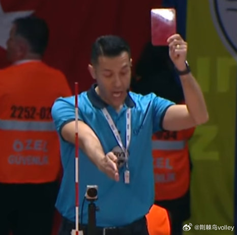这场比赛裁判已经很给主场球队机会了😄，小破行很争气。排球 女排 瓦基弗银行3比