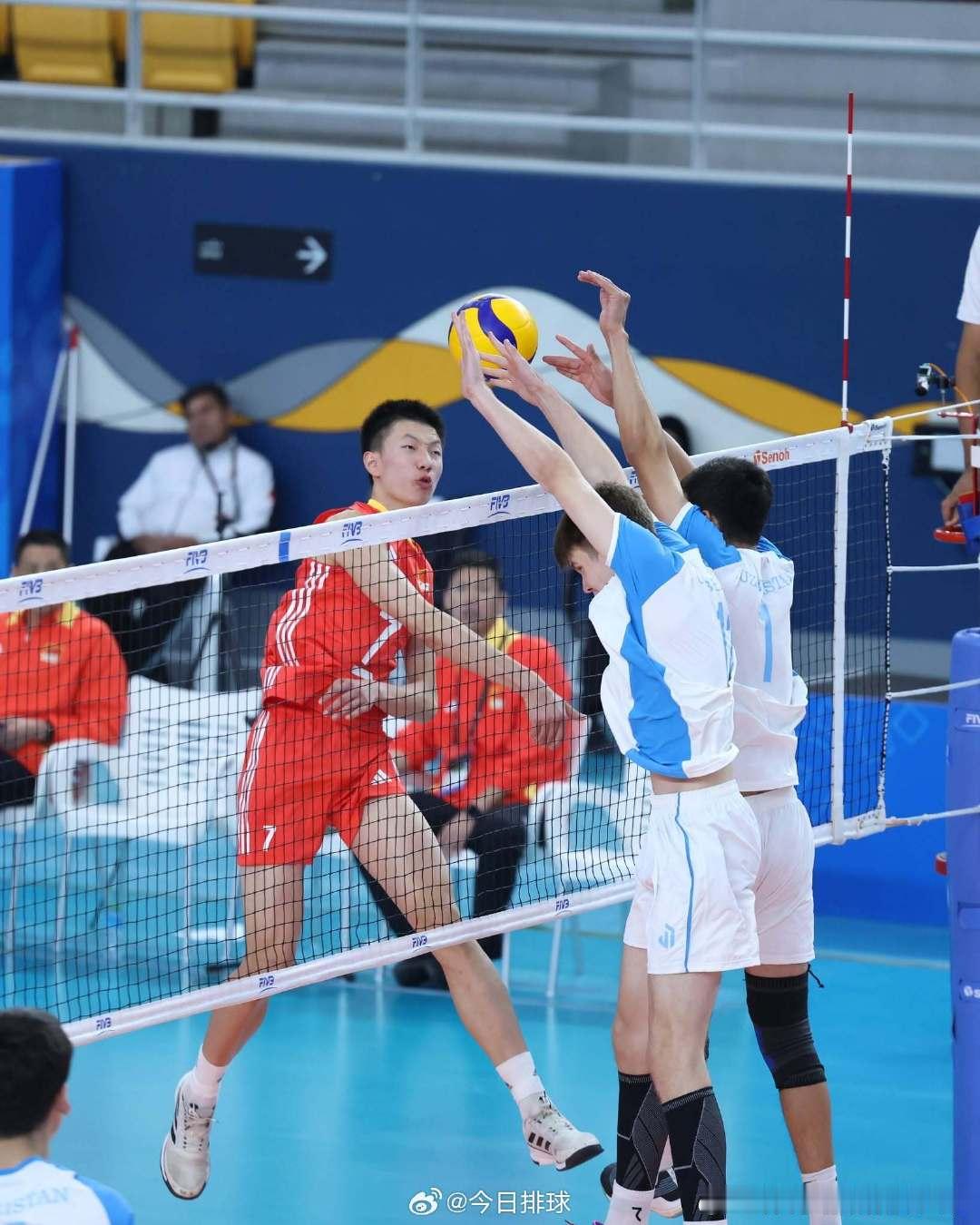2025年亚洲青年运动会 室内排球比赛明天（29日）进入决赛日。男排方面，明天北