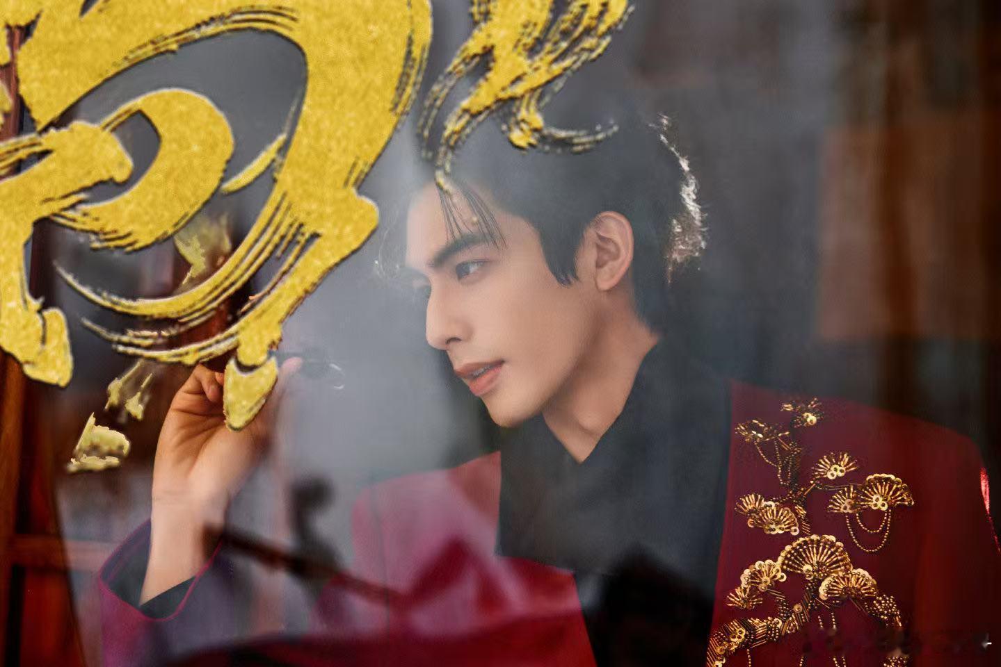 宋威龙 新郎官 被宋威龙春晚造型狠狠拿捏！红色新中式尽显东方韵味，首次登台毫无生