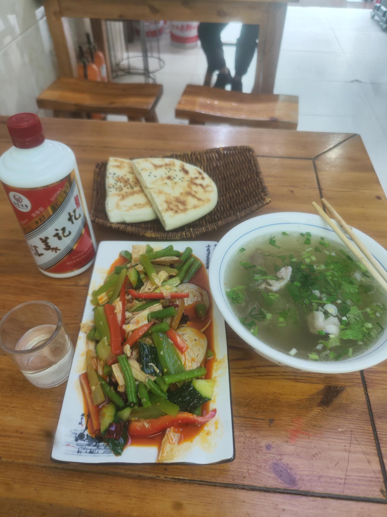 抽烟喝酒不敢算账，
你要算账那就输了。
参加马拉松比赛前，绝对不能大吃大喝。只能