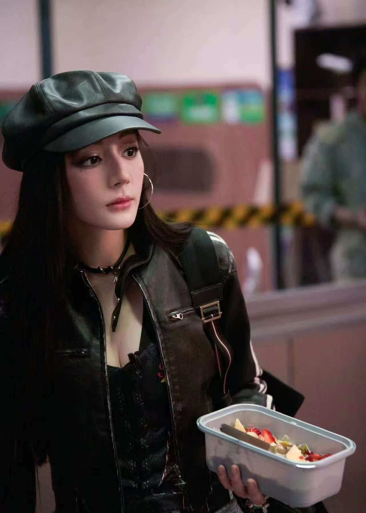 迪丽热巴贝雷帽皮衣look迪丽热巴显微镜上线迪丽热巴贝雷帽皮衣look，展现超绝