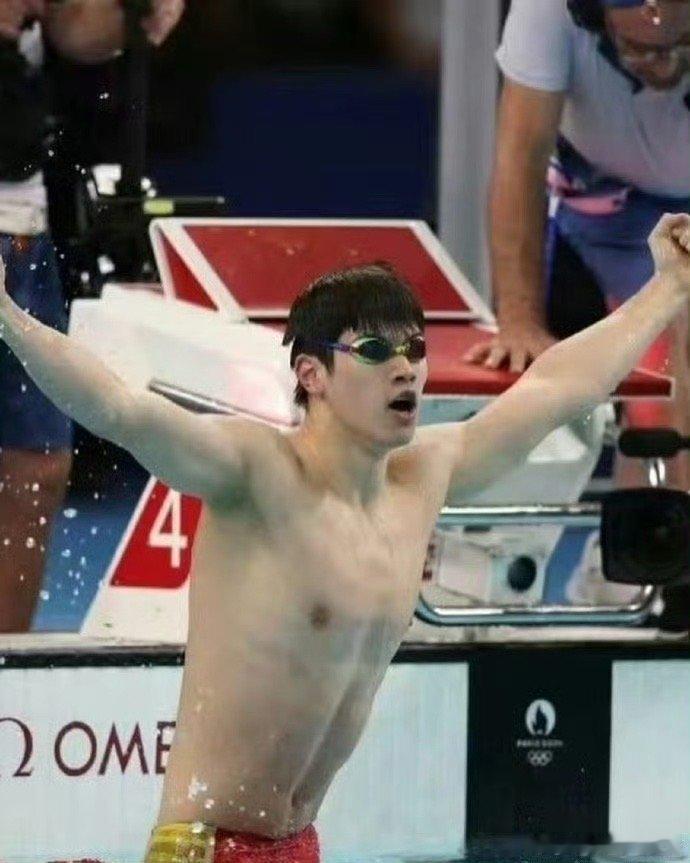 #关晓彤说潘展乐是飞人##奥运会[超话]# 不知道这孩子下回再赢了，会在镜头面前