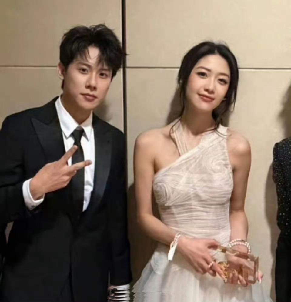 周奇聊天记录风波：“当下开心最重要”背后的情感迷雾

近日，网红司晓迪曝光与周奇