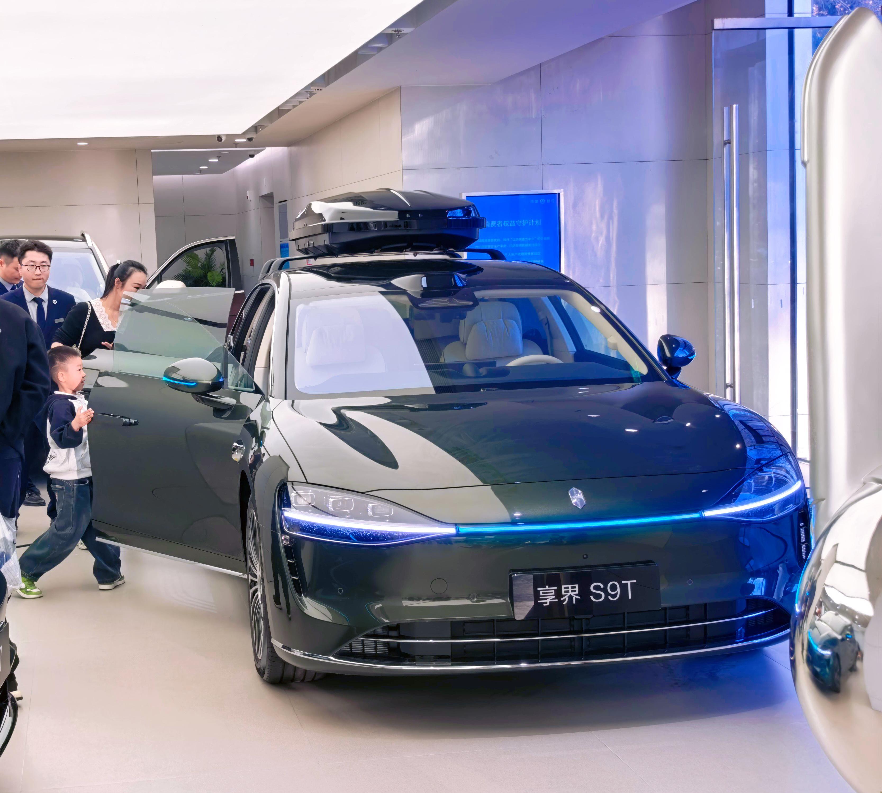 春节陪家人逛商场，路过华为店简直被惊到——这人气简直了！好多都是看了春晚来体验鸿