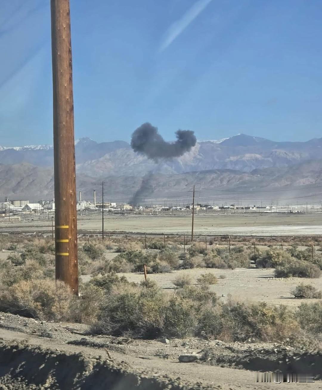 又摔了，又摔了，美国空军雷鸟飞行表演队的一架F-16C