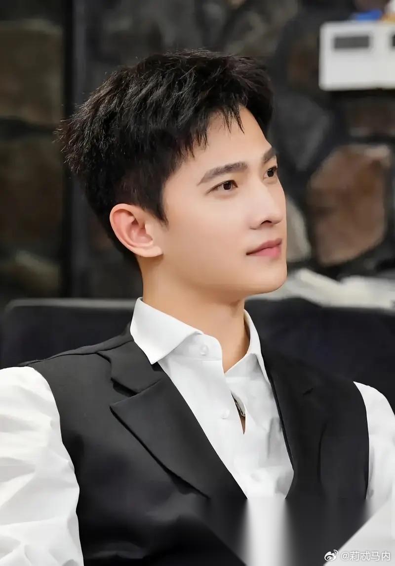 杨洋算不算顶流？ 客观聊聊 严格来讲，他属于初代顶流，现在是头部一线演员，已经不