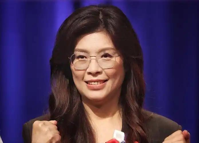 [月亮]台湾终于有人敢主动站出来，给两岸和平找一条活路了！国民党主席郑丽文带队飞