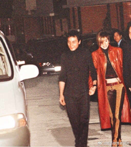 2002年1月3日，张国荣约一班老友到家中欢聚，梅艳芳祝记者新年快乐。 