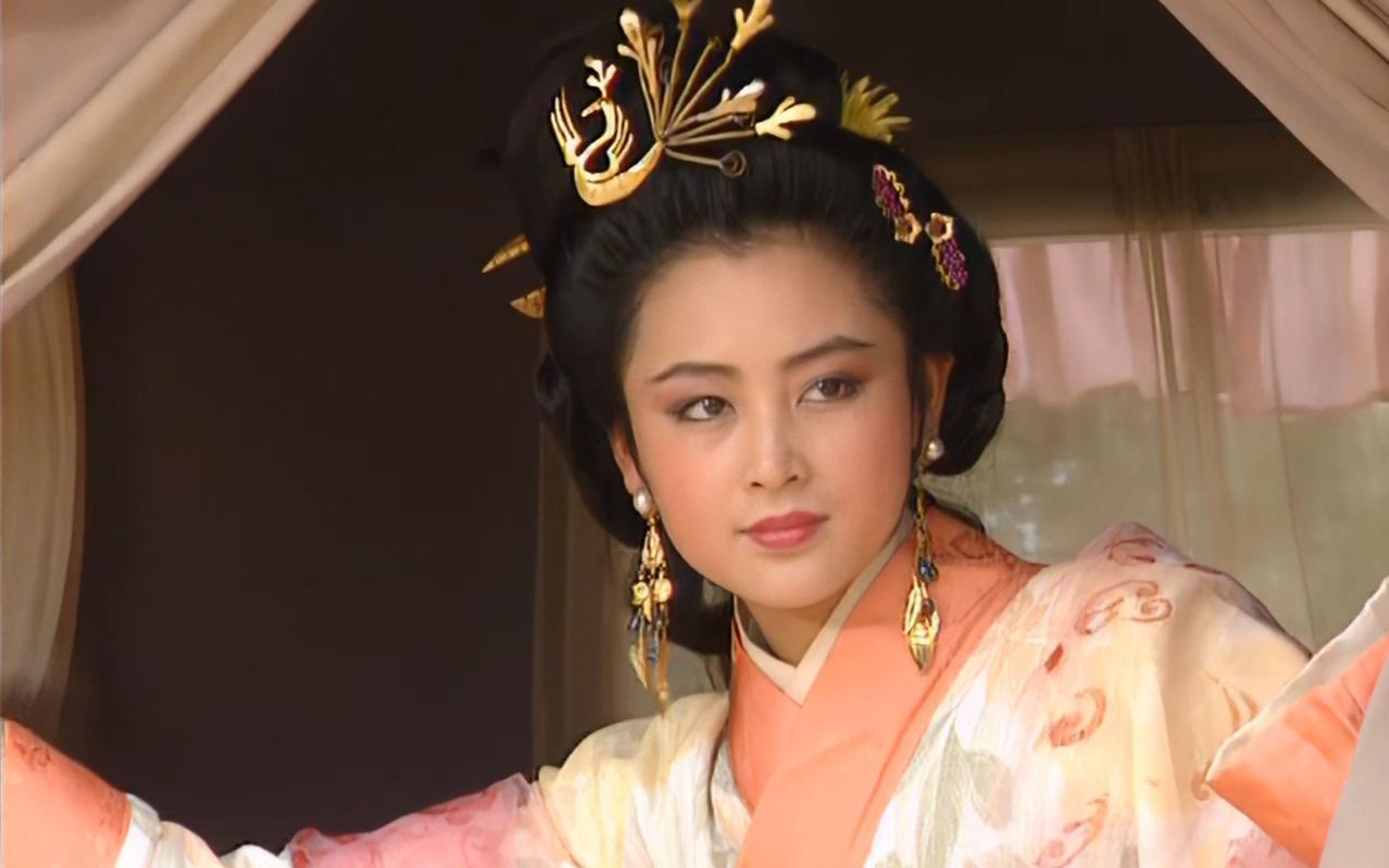 凤仪亭那场戏，吕布抱着她哭，董卓抄起戟从后头追过来。她跪在地上发抖，眼泪一颗颗砸