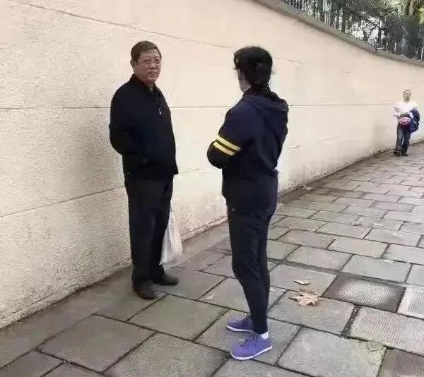 大街上，为什么看不到退休官员溜达？
