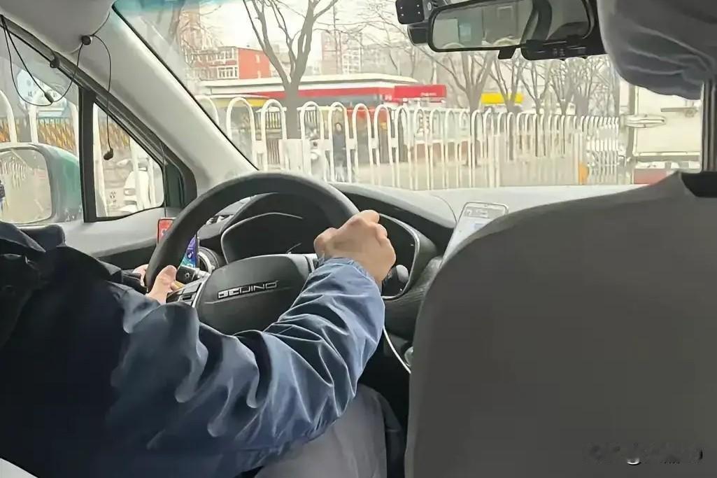 铁汉柔情？没弄明白这个网约车司机！

路上很堵，同事们担心赶不上车……
网约车师