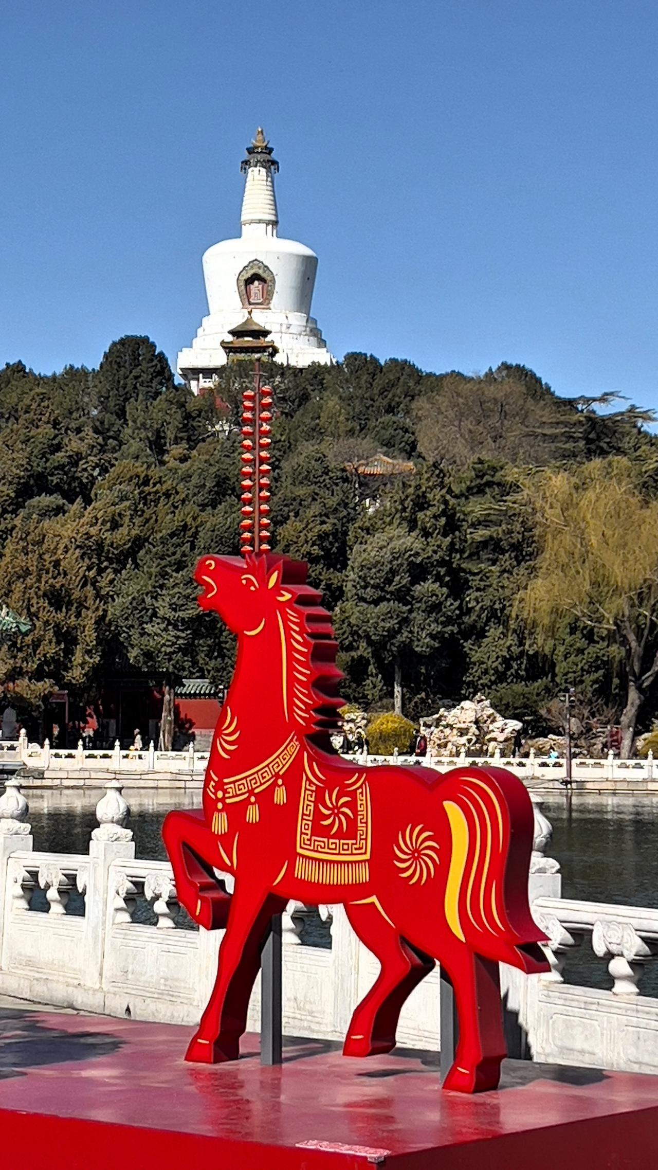 【原创】北海公园，红马雕像前，白塔耸立，古韵悠长，白塔红马交相辉映，形成一幅绝美