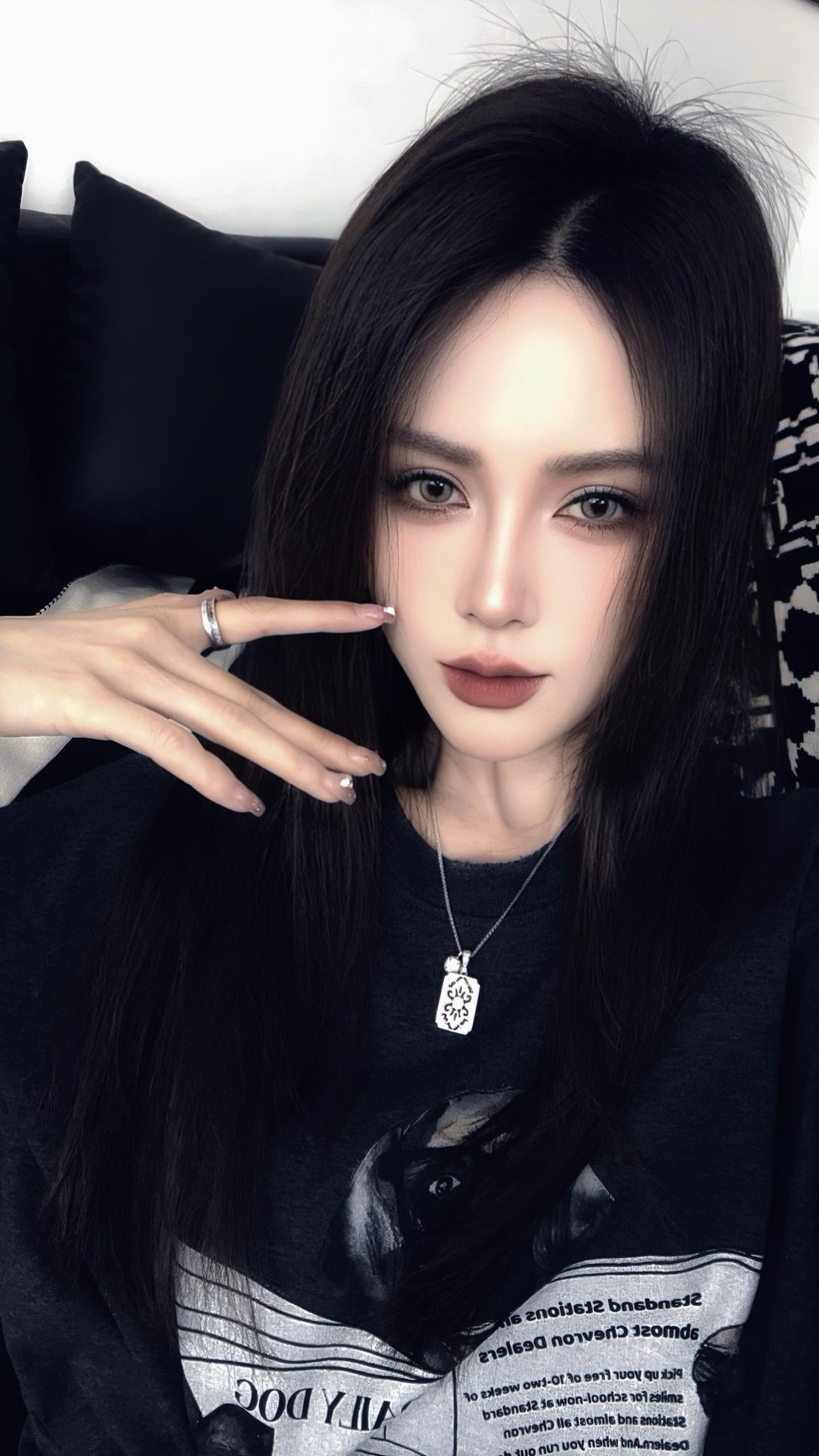 她们都迷人 我不一样 我不理人